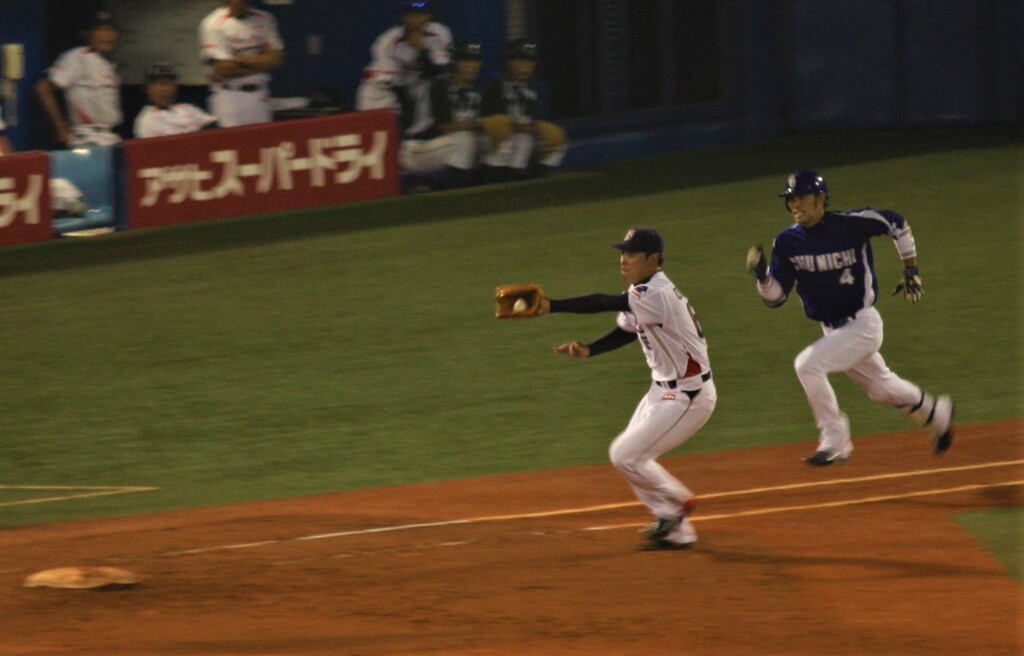 平成スタジアム　一塁を巡る競争