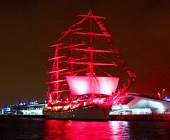 赤い帆船