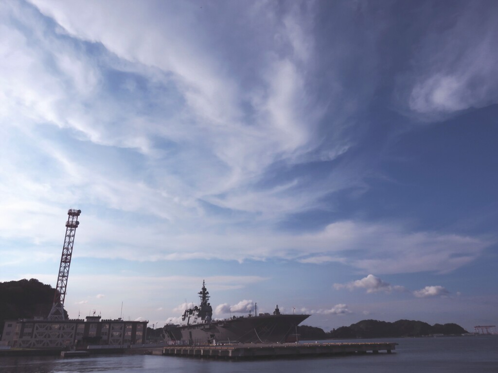 不機嫌な横須賀の空