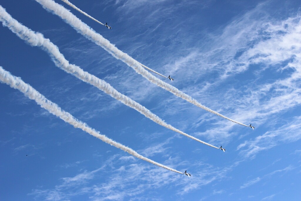 秋空にブルーインパルス