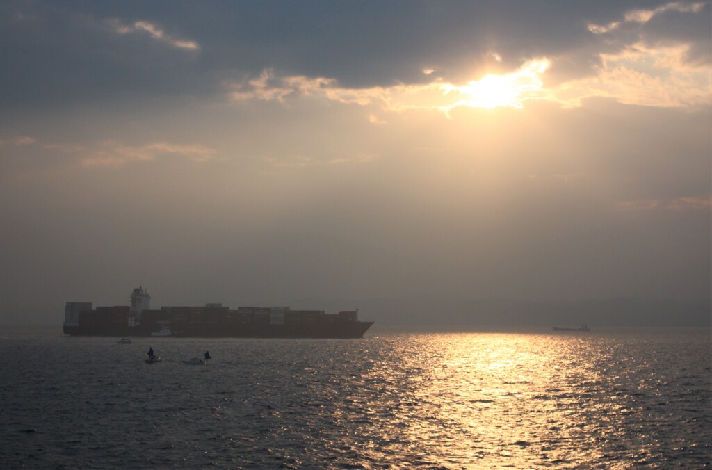 朝の光の中　東京湾