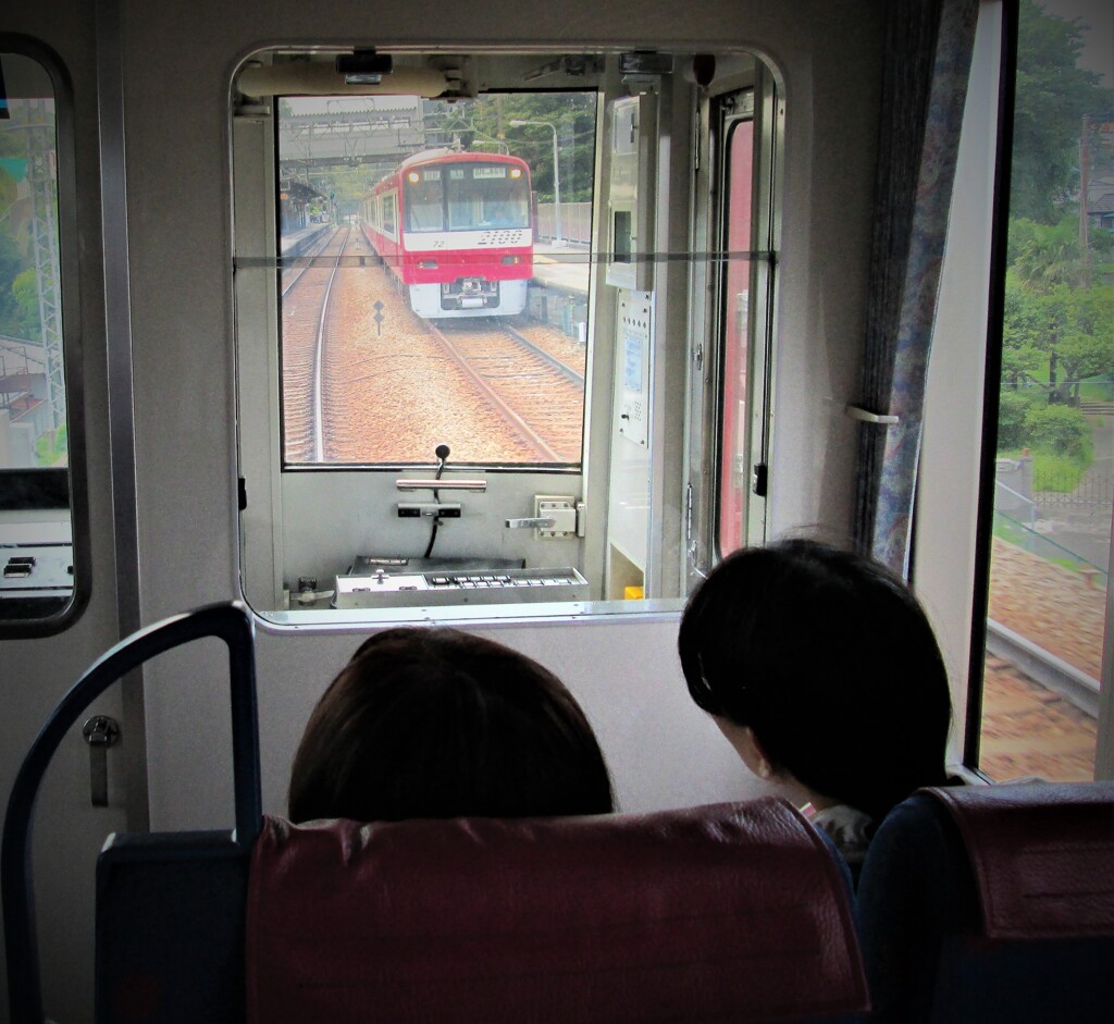 赤い電車に乗って「行き交う」