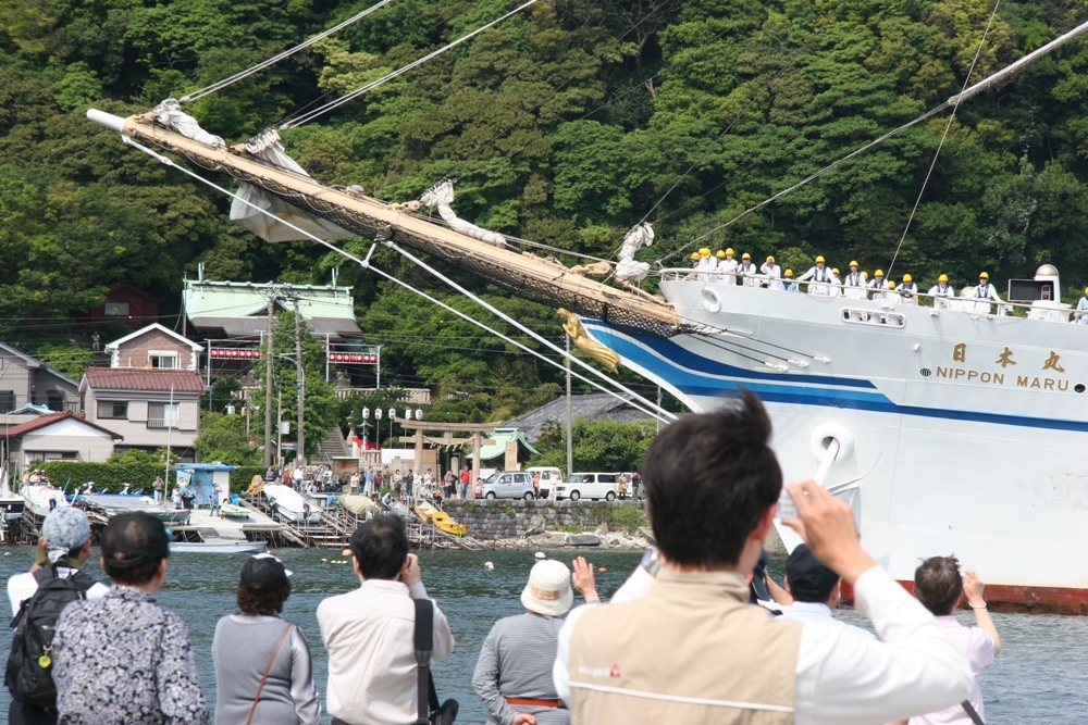 日本丸、浦賀・東叶神社前を行く