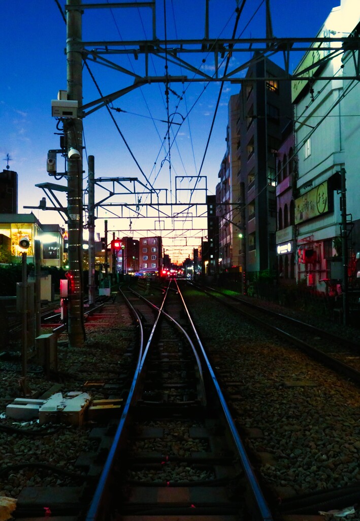 日が暮れて線路