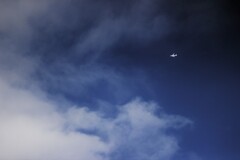 夏空　天高く飛行機