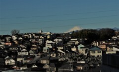 甍の山の向こうの富士