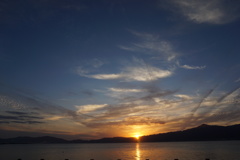 琵琶湖と雲と夕焼け