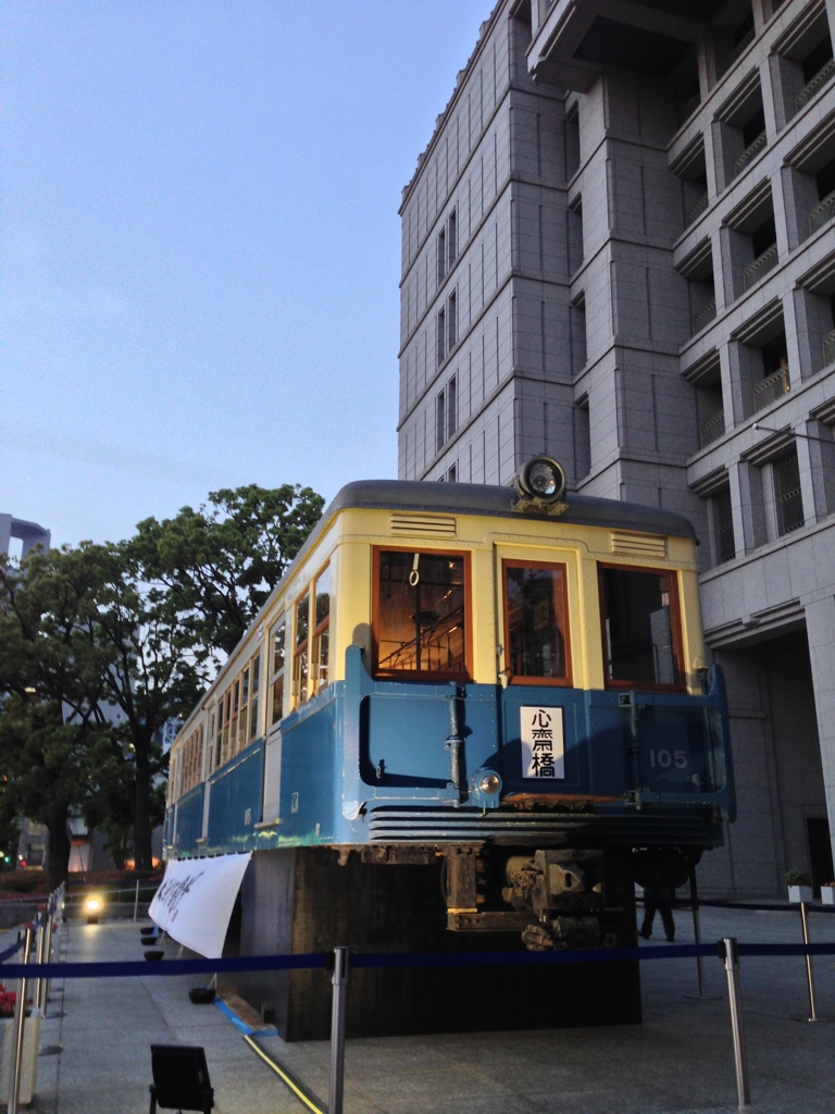 大阪市役所前に突如現れた昔の路面電車