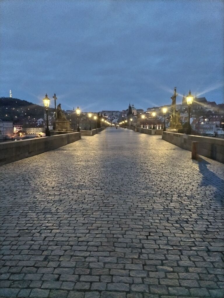 カレル橋　夜明け