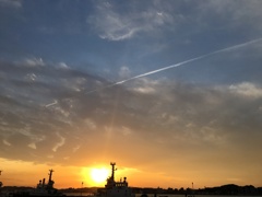 夕焼けと飛行機雲