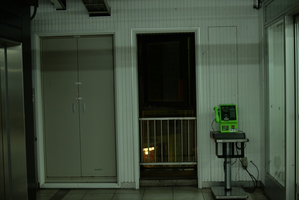 公衆電話のある空間