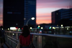 眺る女性