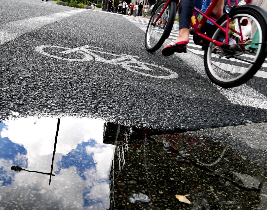 自転車と水溜り１