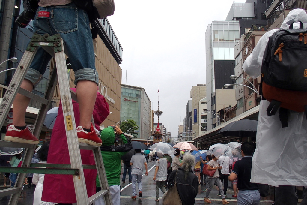 雨の山鉾巡行