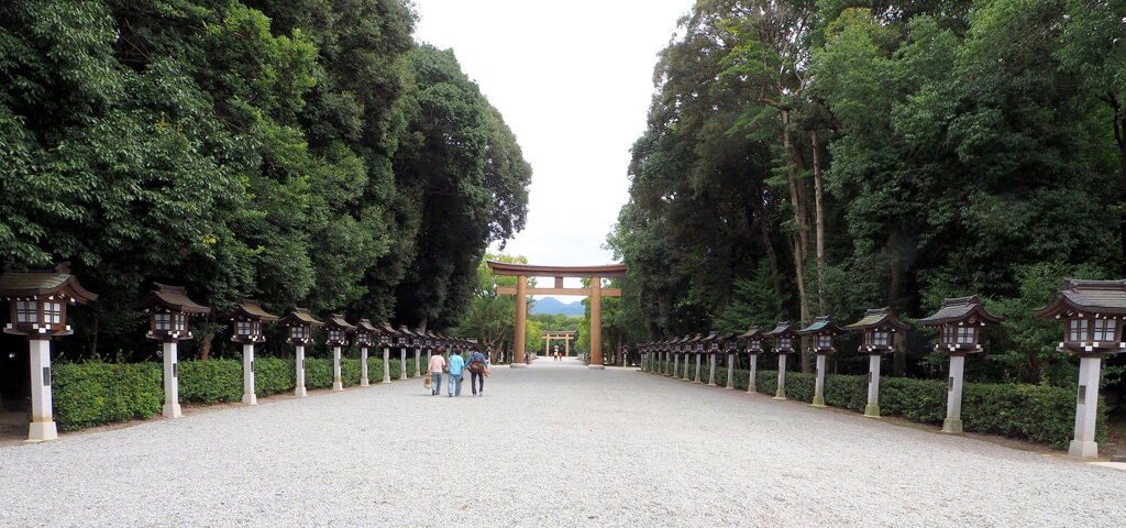 参道の鳥居と燈籠