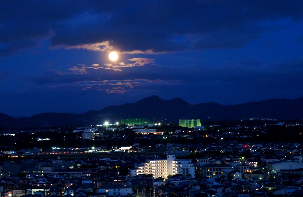 雲間から
