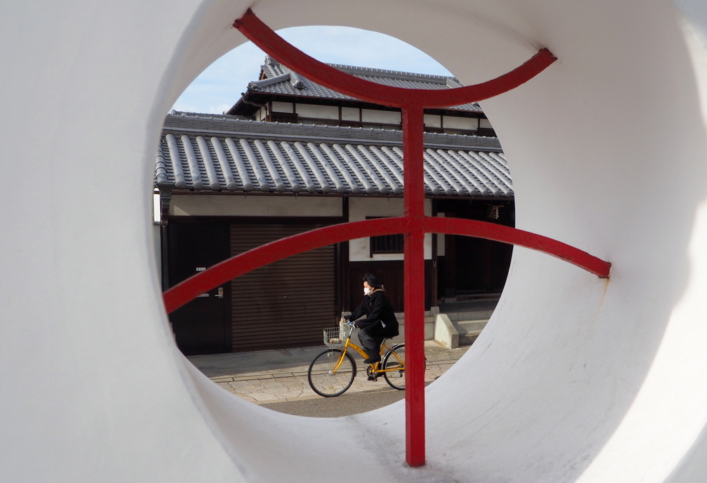 覗き見て