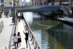 グリコ看板の下で