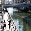 グリコ看板の下で