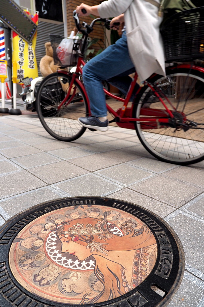 商店街のマンホール