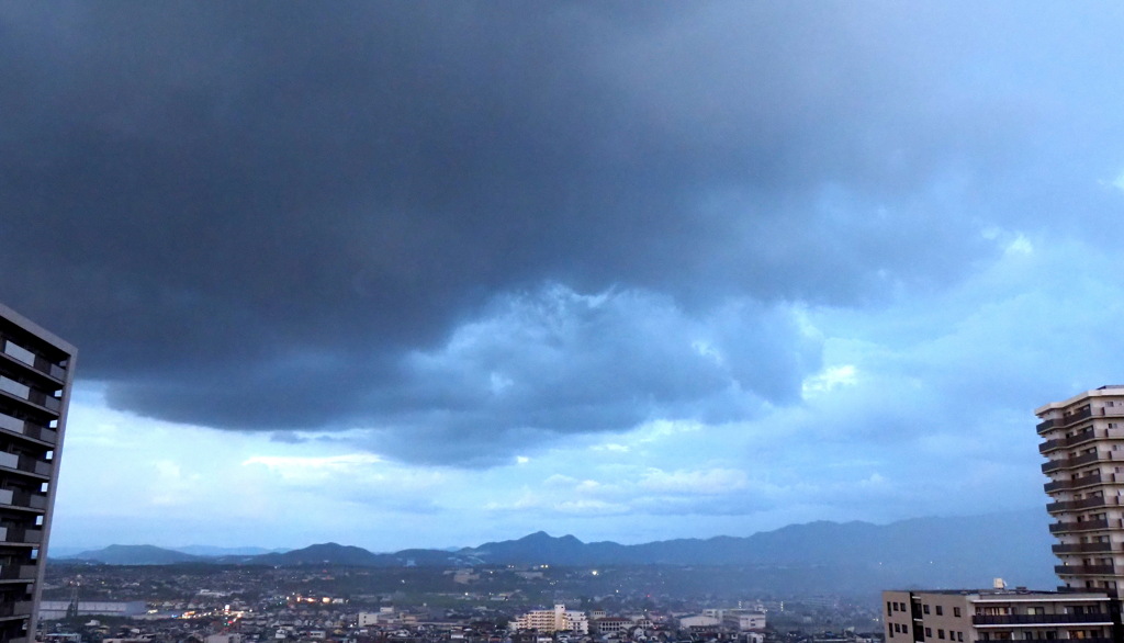 雷雨の数分前の空