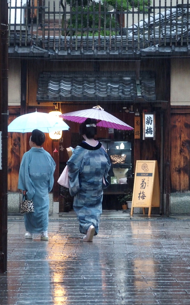 雨の祇園