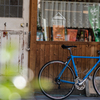 青い自転車のある風景