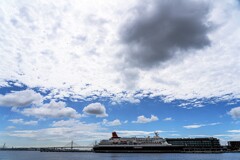 氷川丸、青空の下