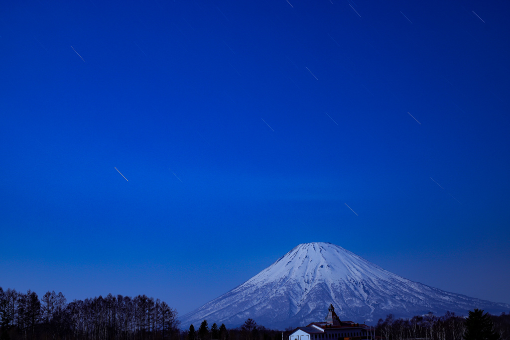 夜の羊蹄山です