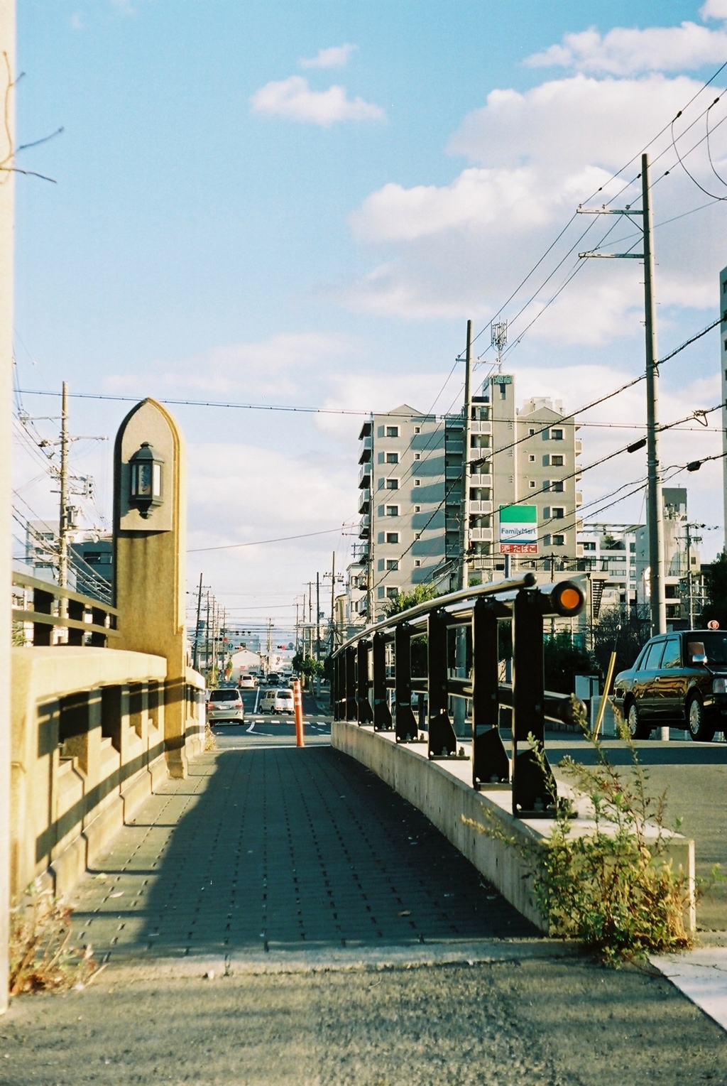 橋を渡って小川を越えて