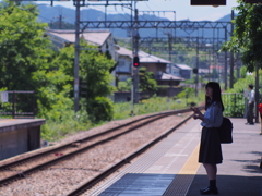 電車を待つ