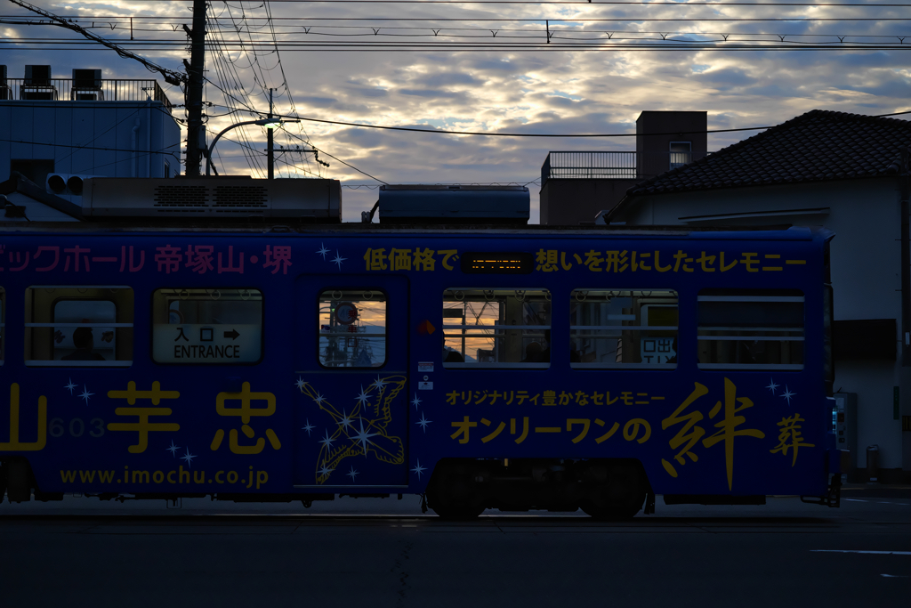 朝焼けを透かす車窓