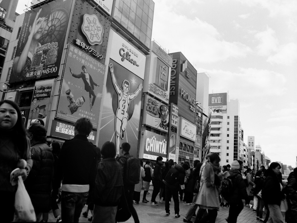 グリコの看板を見上げ