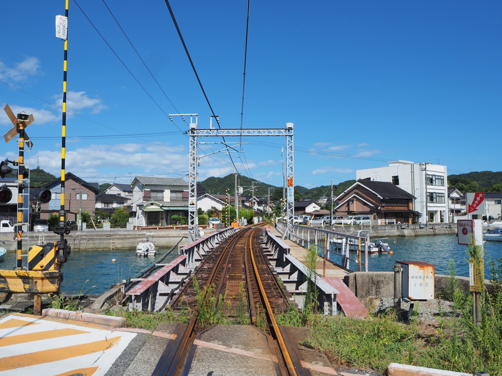 海を渡る線路