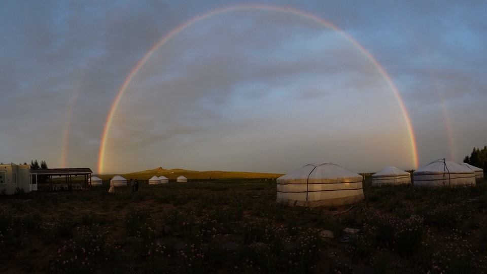 モンゴルの空にかかる虹