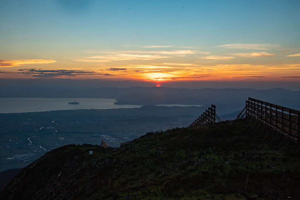 伊吹山上から夕陽を愛でる