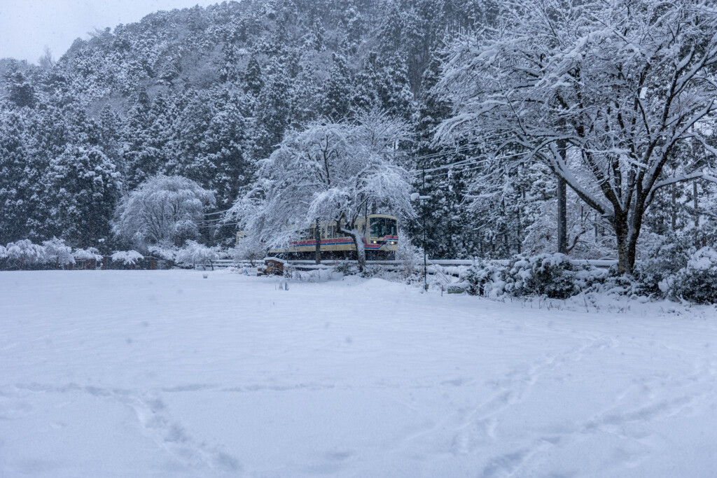 元日の雪〈鞍馬のえいでん〉