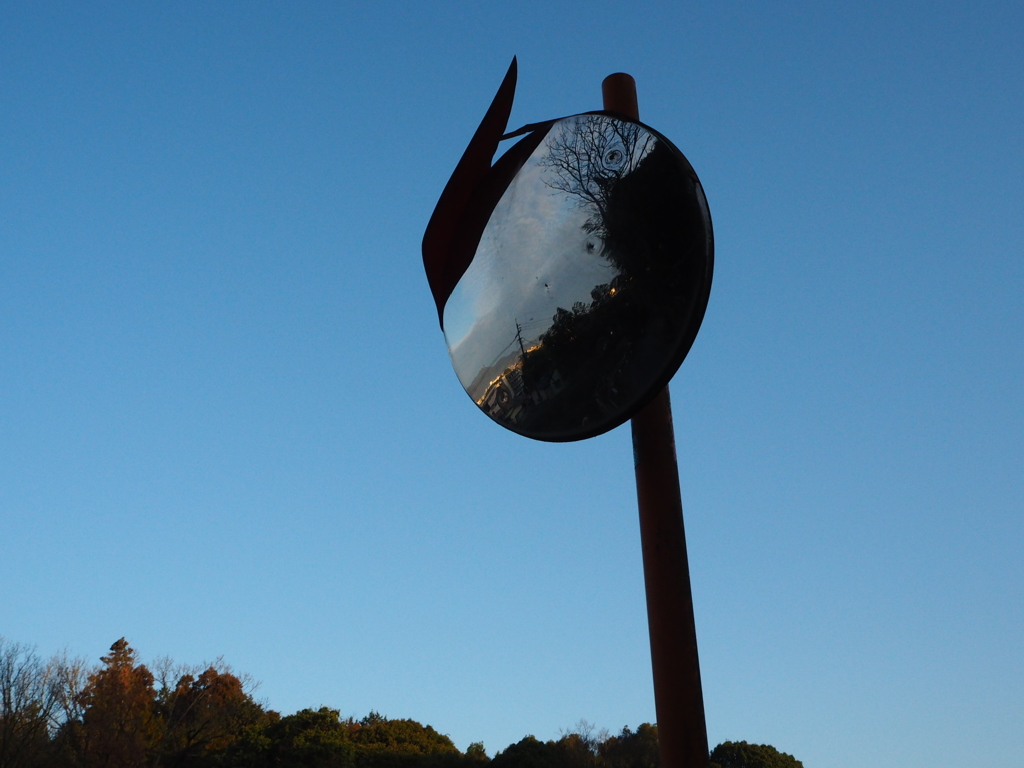 カーブミラー越し