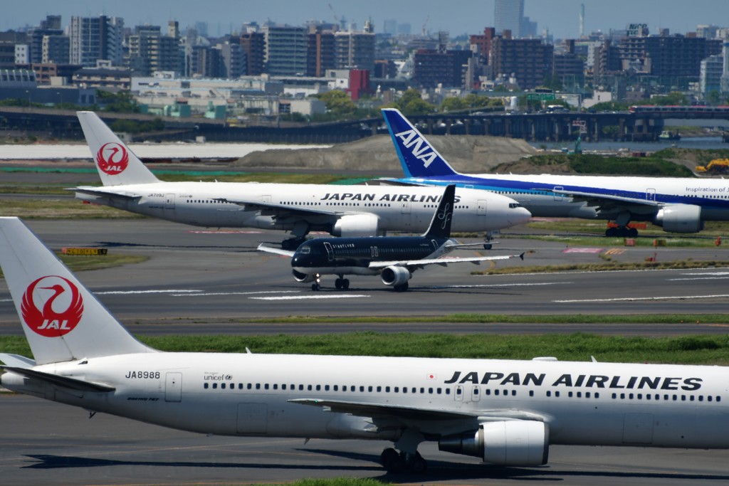 SF A320 ヘビーなシップの合間のtakeｰoff（RWY16R）