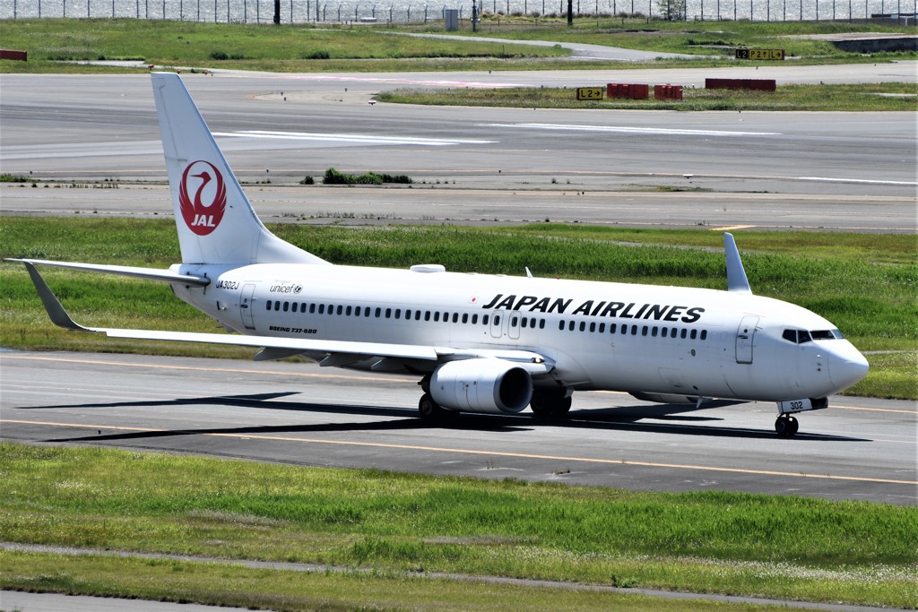 B737 taxing to 16R