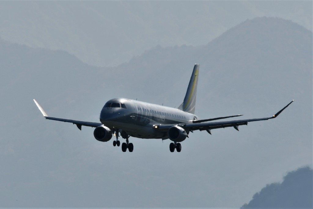 エンブラエル１（待ってました！山形空港・昼）