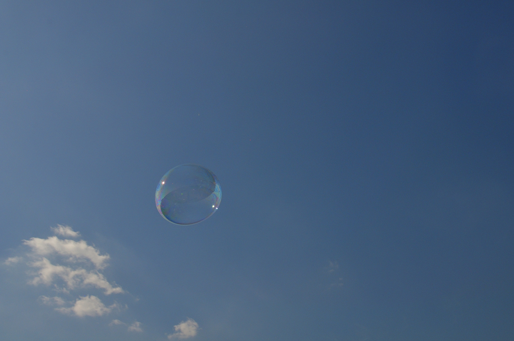 夏空にシャボン玉