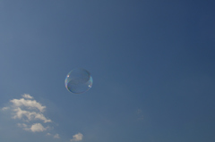 夏空にシャボン玉