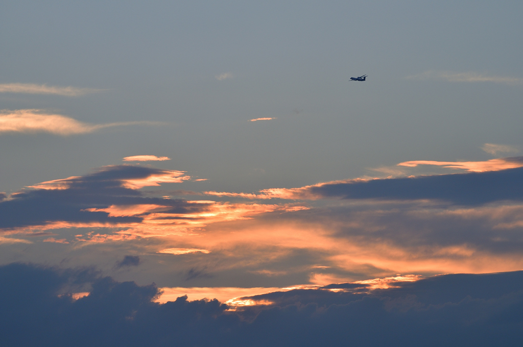 夕景とプロペラ機