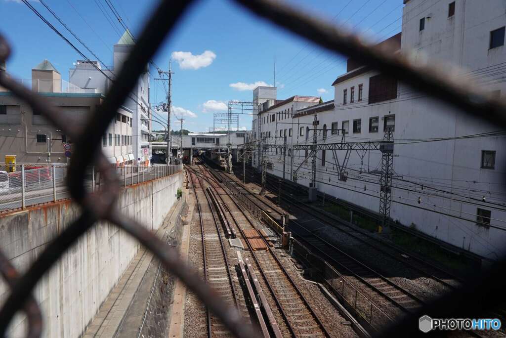 網越しの駅