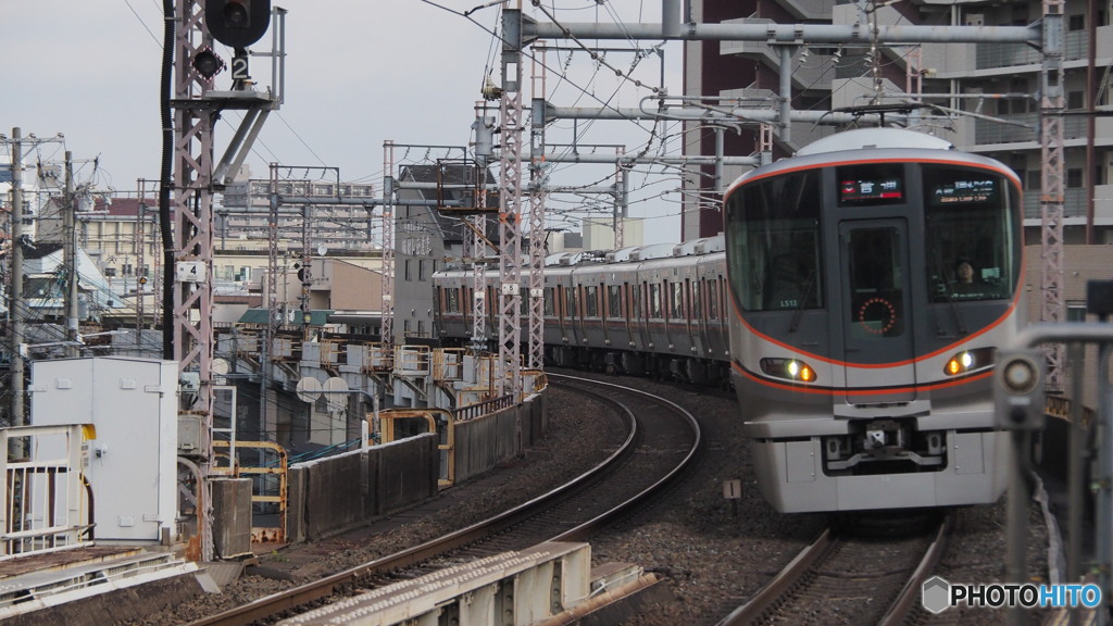 寺田町駅にて323系