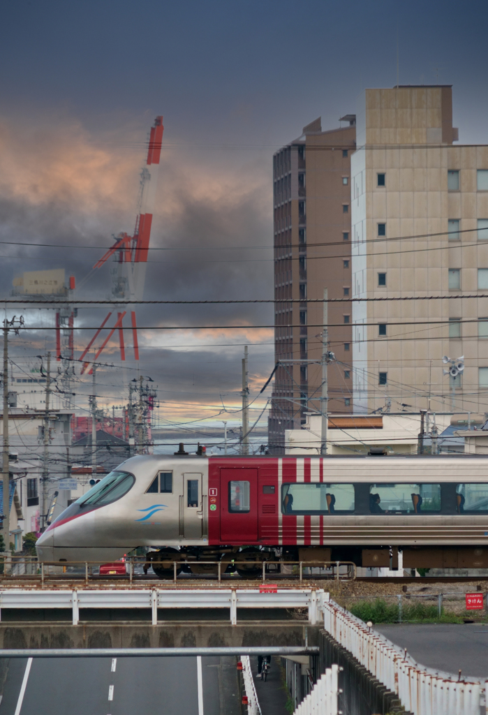 クレーンと特急列車