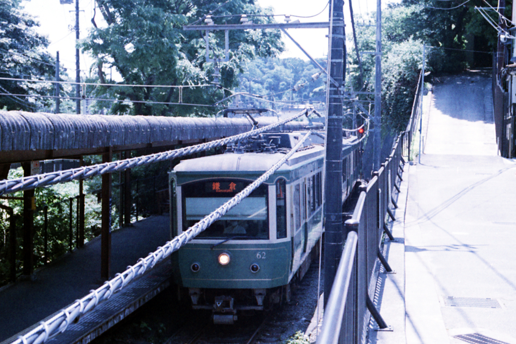 極楽寺駅に停車する江ノ電