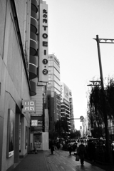 見慣れた看板・丸の内TOEI