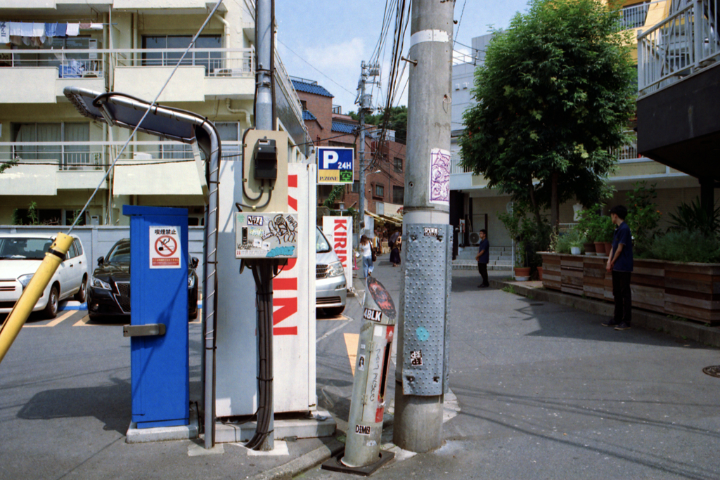 比較写真3-3・カラー「原宿・路地の風景」